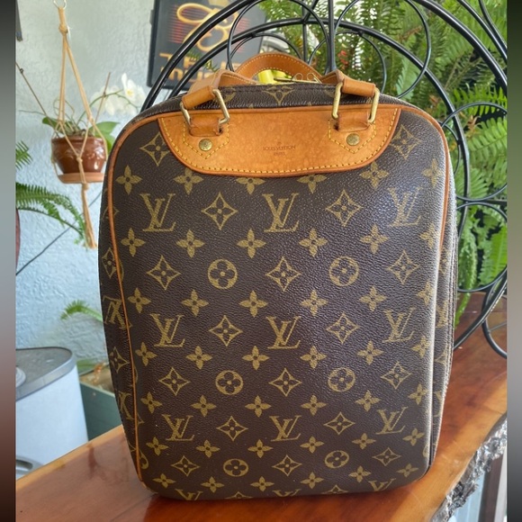 Louis Vuitton Excursion Bag - Picture 1 of 15